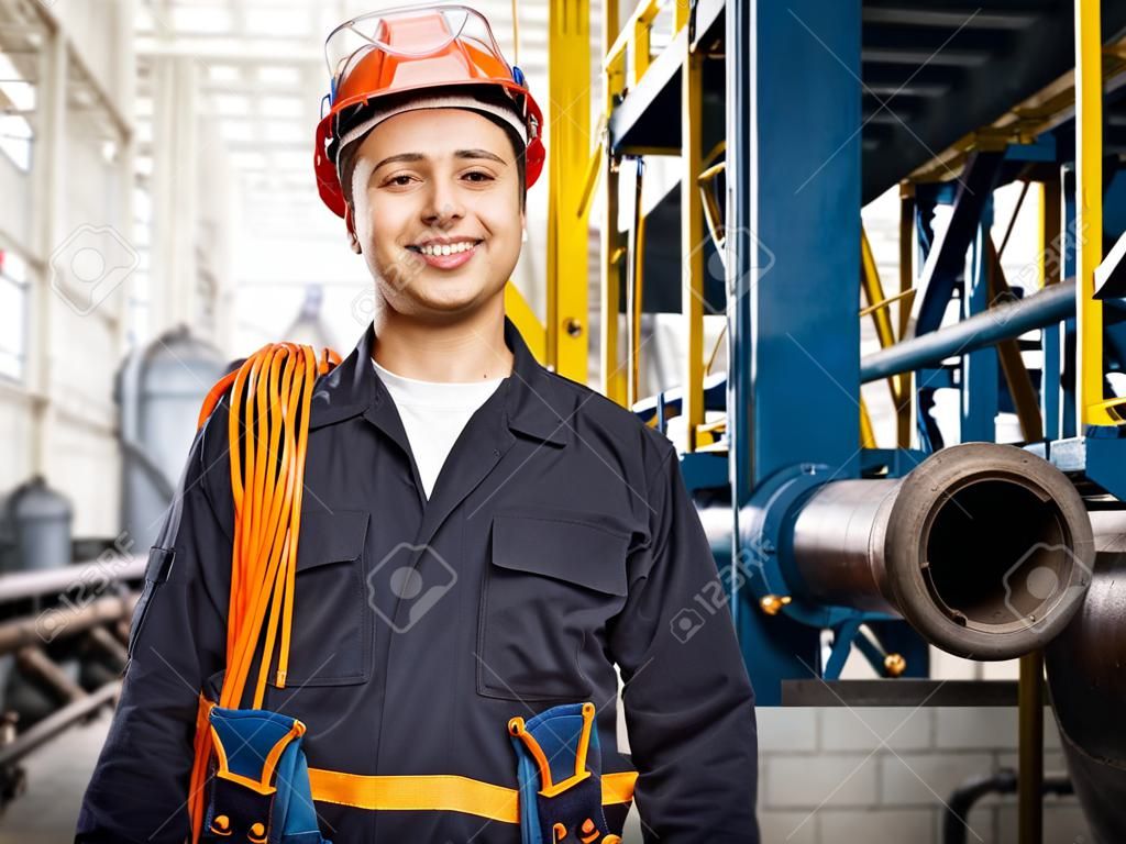 Portret robotnika przemysłowego w fabryce