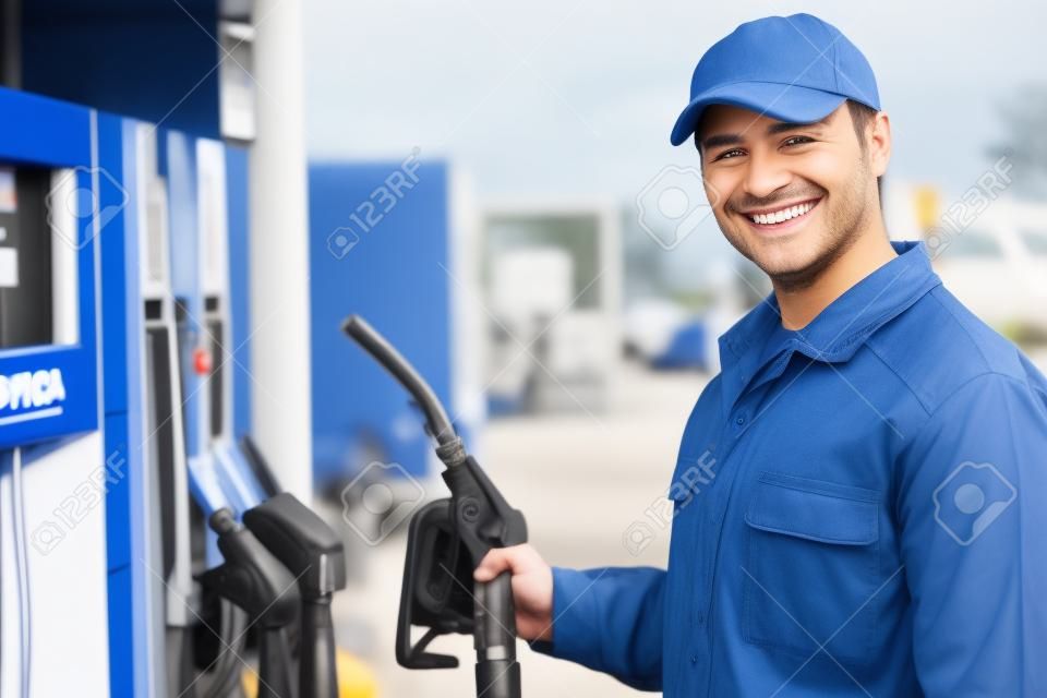 ガソリン スタンドで笑みを浮かべてワーカー