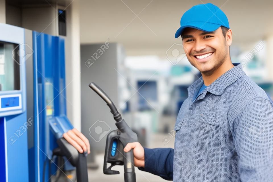 ガソリン スタンドで笑みを浮かべてワーカー