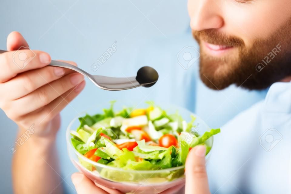 Человек ест салат