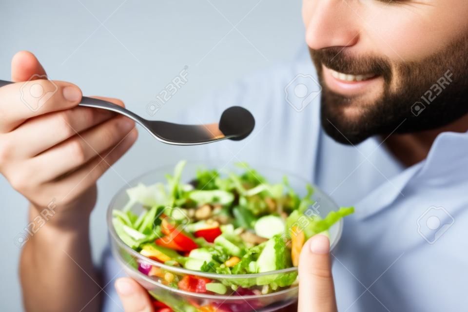 Hombre comer una ensalada