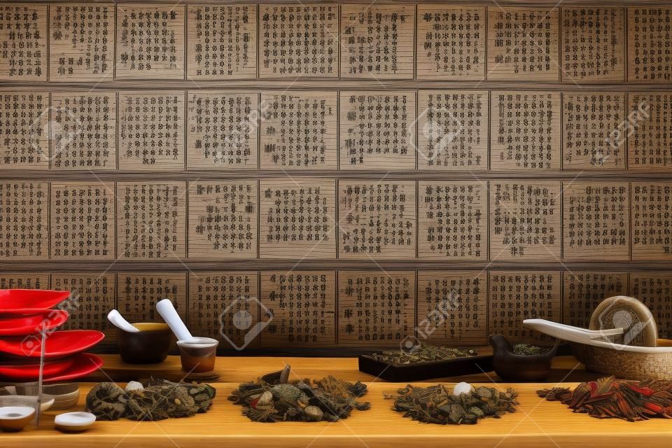 Medicina tradicional chinesa. Medicina chinesa antiga e ervas na mesa de madeira