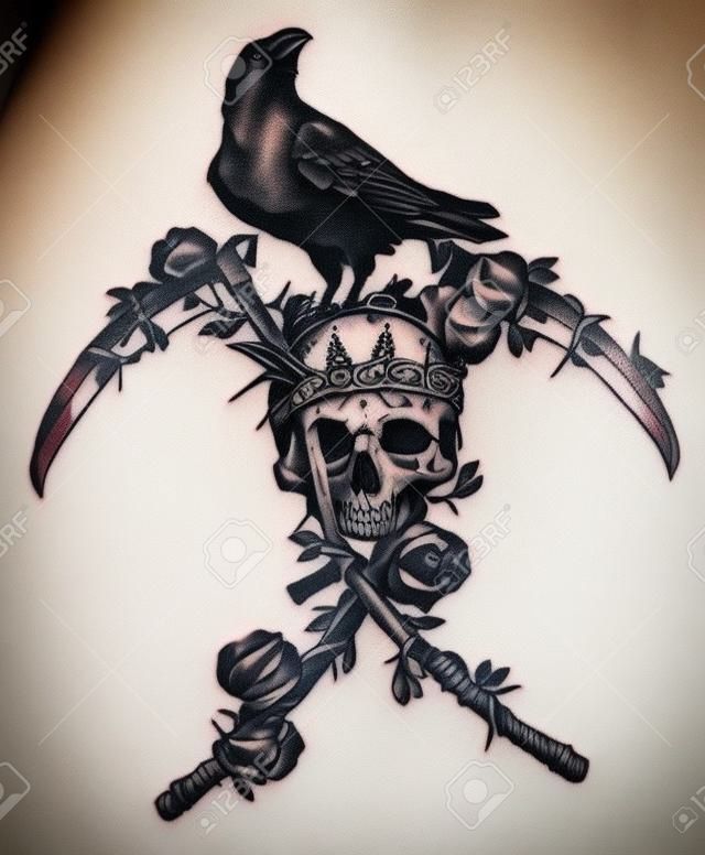 Corvo arte del tatuaggio che indossa una corona su un teschio