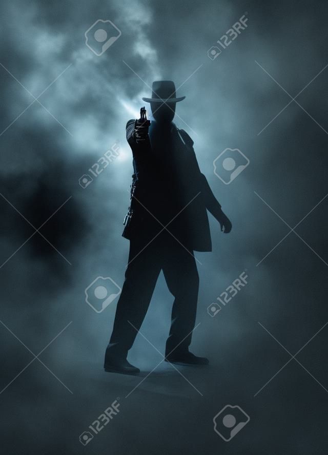 Assassino sem rosto na neblina, apontando uma arma para a câmera.