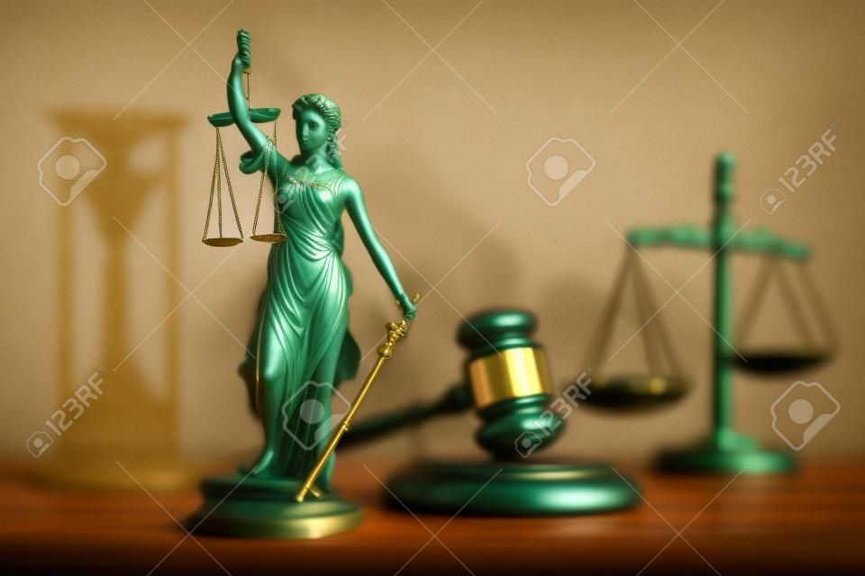 Koncepcja biura prawników. skład symboli prawa: posąg temidy, g avel i skala.