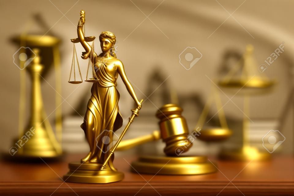 Koncepcja biura prawników. skład symboli prawa: posąg temidy, g avel i skala.