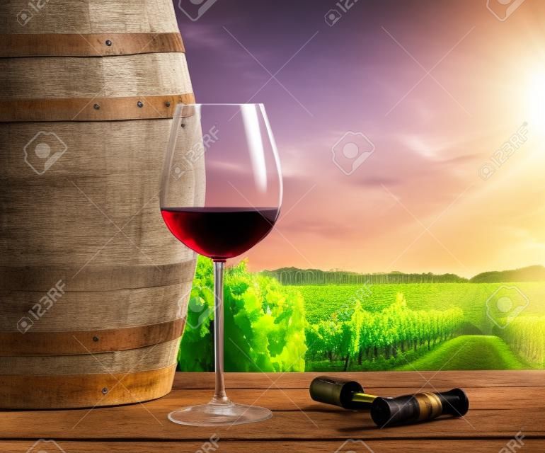 Copa de vino en el fondo viñedo