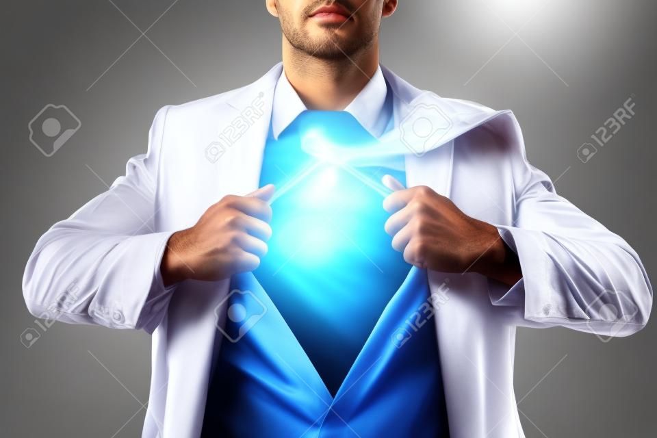 Супергерой бизнесмен тянет открытой рубашке. Изменение и успеха концепции.