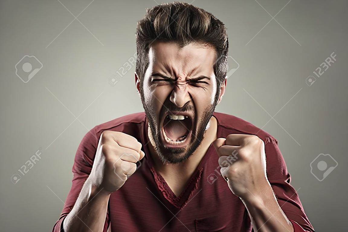 Wütend aggressive Mann schrie laut mit wilden Ausdruck