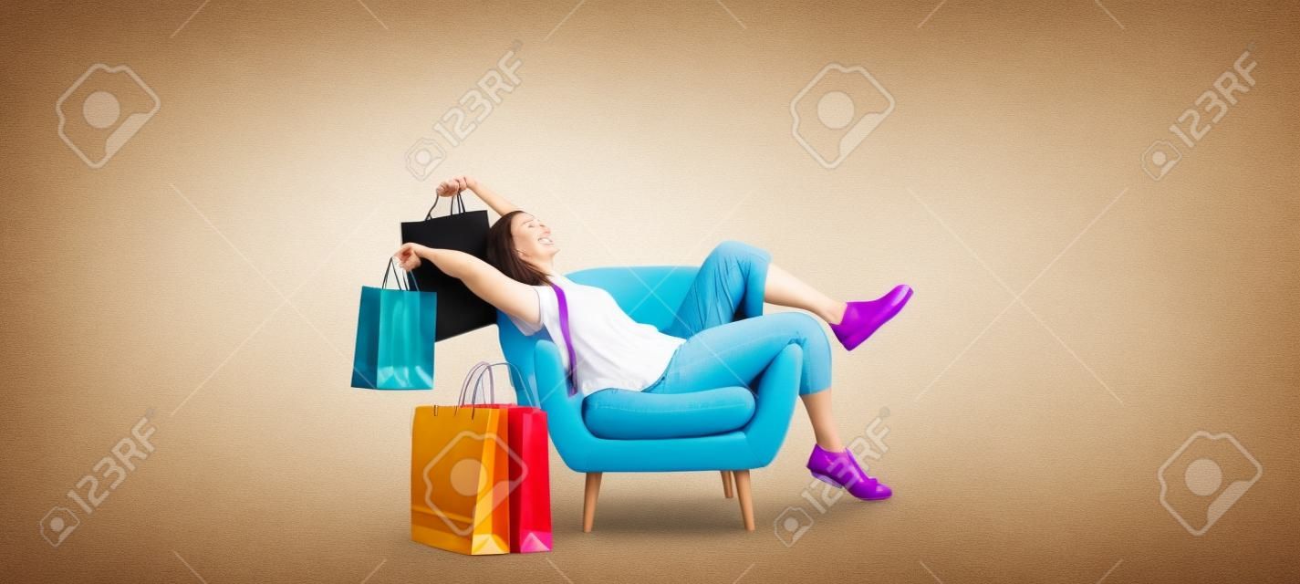 Fröhliche, glückliche Shopaholic-Frau mit vielen Einkaufstüten, sie sitzt auf einem Sessel und feiert, leerer Kopienraum