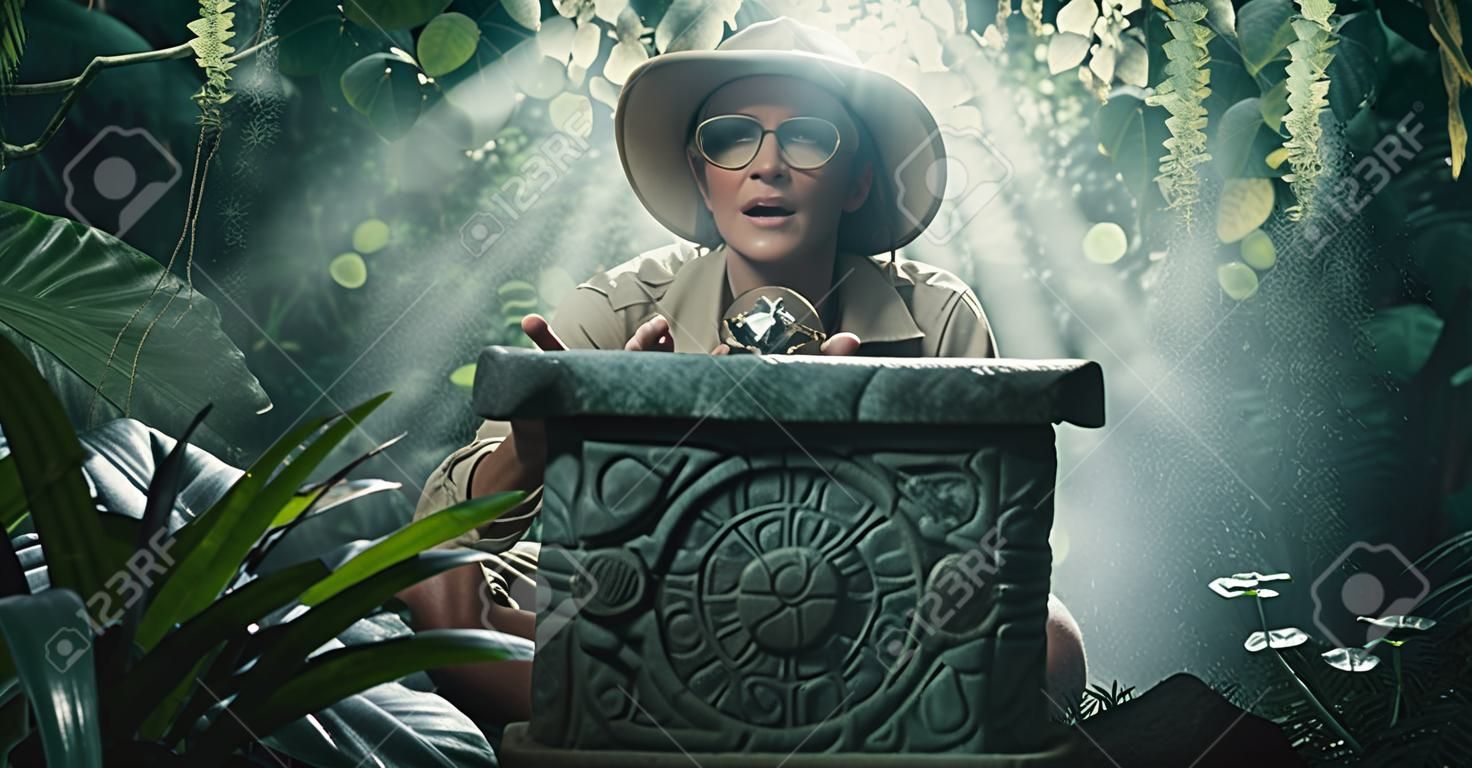 Explorador feliz encontrar um tesouro precioso na selva tropical, aventura e conceito de fantasia