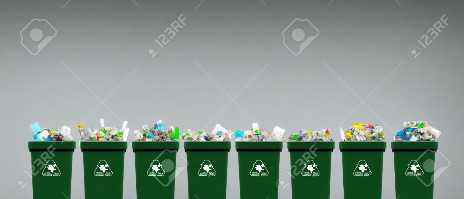 Sammlung von abfallbehältern voller verschiedener arten von müll, recycling und konzept der getrennten abfallsammlung