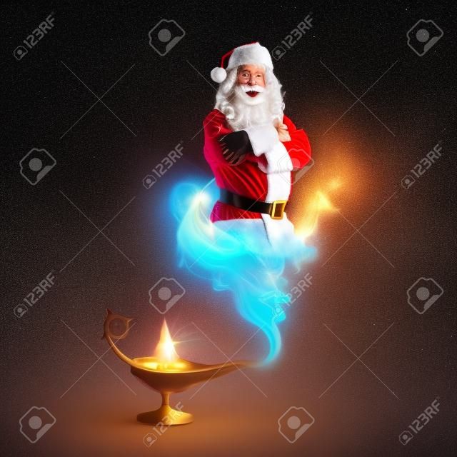 Genie weihnachtsmann kommt an weihnachten aus der magischen lampe, er lächelt und schaut in die kamera