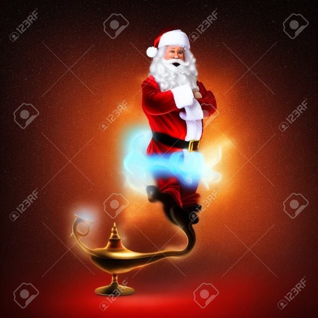 Genie kerstman komt uit de magische lamp op kerstmis, hij lacht en kijkt naar camera
