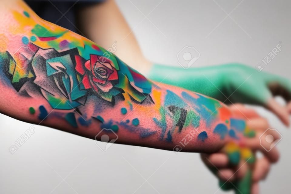 Brazo de persona que está cubierto de tatuajes coloridos. ia generativa. ilustración de alta calidad