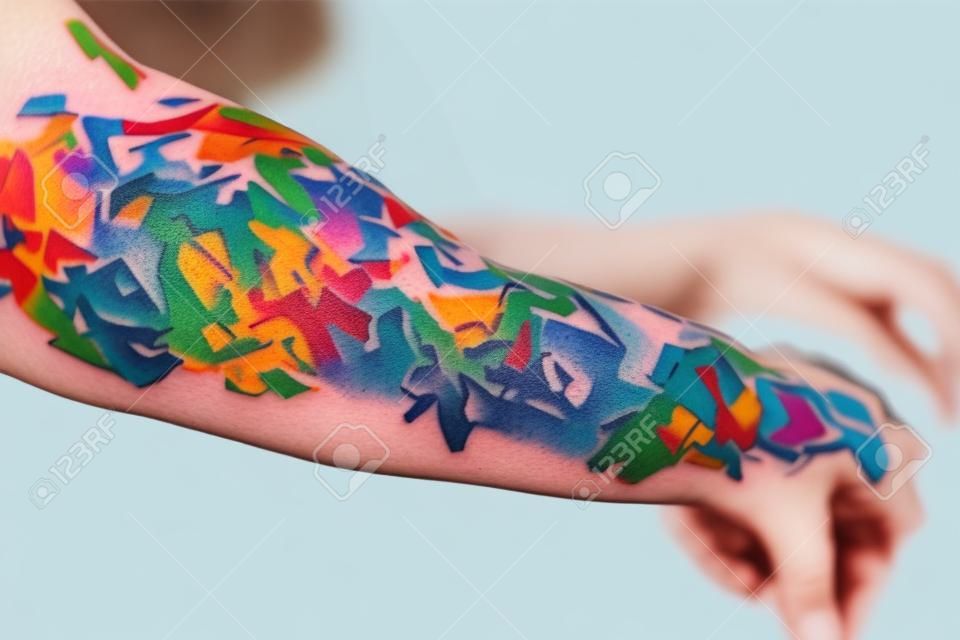 Brazo de persona que está cubierto de tatuajes coloridos. ia generativa. ilustración de alta calidad