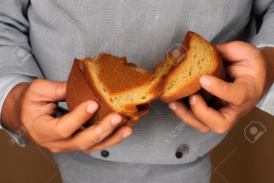 Friss házi kenyér férfi kezébe. Tónusú.