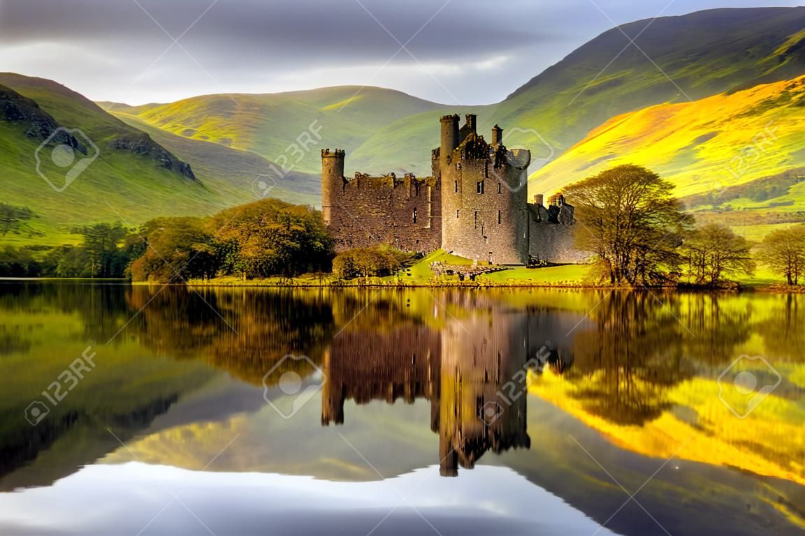 Kilchurn Замок отражения в Loch Awe на закате, Шотландия