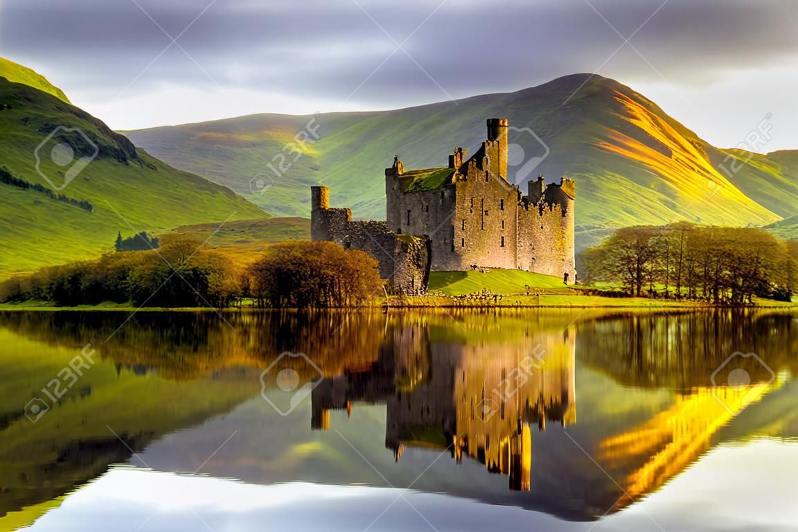 reflexiones del castillo de Kilchurn en el lago Awe al atardecer, Escocia