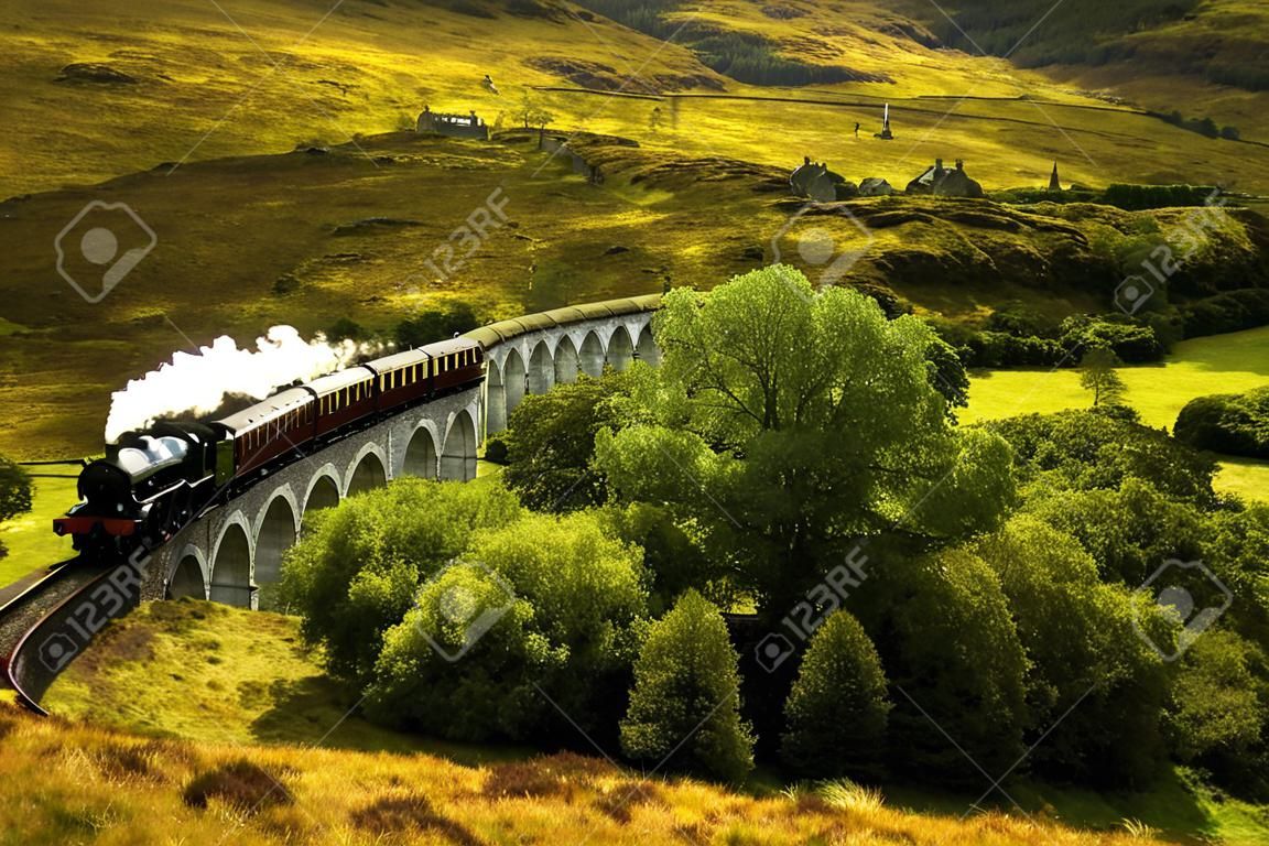 Treno a vapore giacobita sul vecchio viadotto a Glenfinnan, Scozia