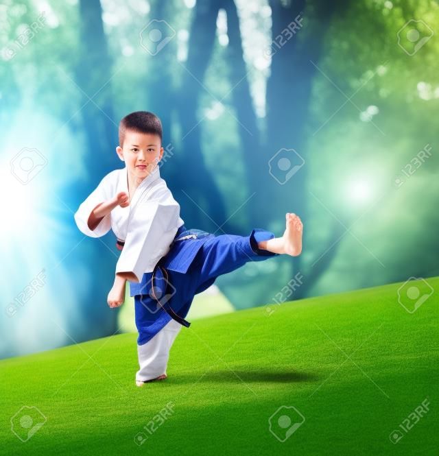 Joven practicando artes marciales fuera en primavera