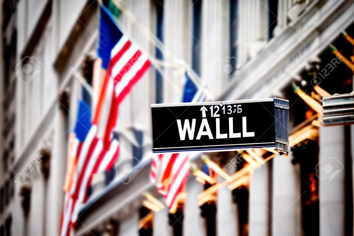 Wall Street signe à New York avec le New York Stock Echange de fond