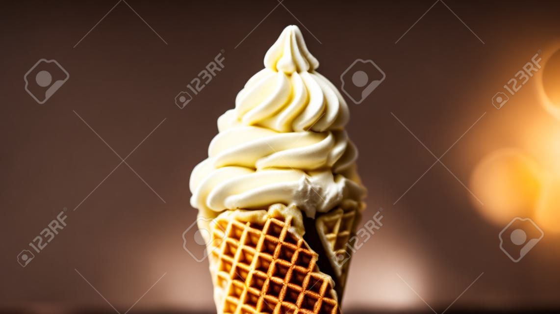 Vanille-ijs in wafelkegel op donkere close-up als achtergrond