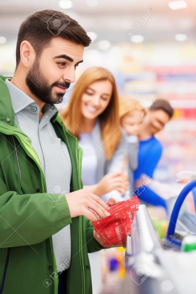Homme embarrassé au supermarché caisse oublié son argent pour le paiement