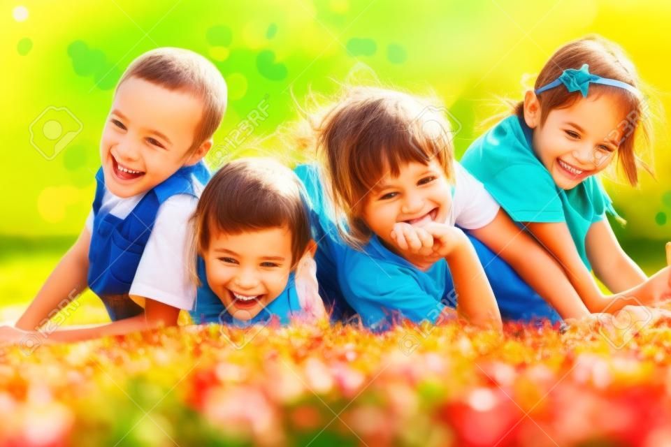 Crianças se divertindo na natureza e sorrindo