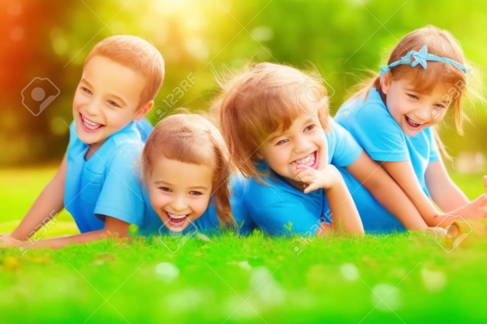 Crianças se divertindo na natureza e sorrindo