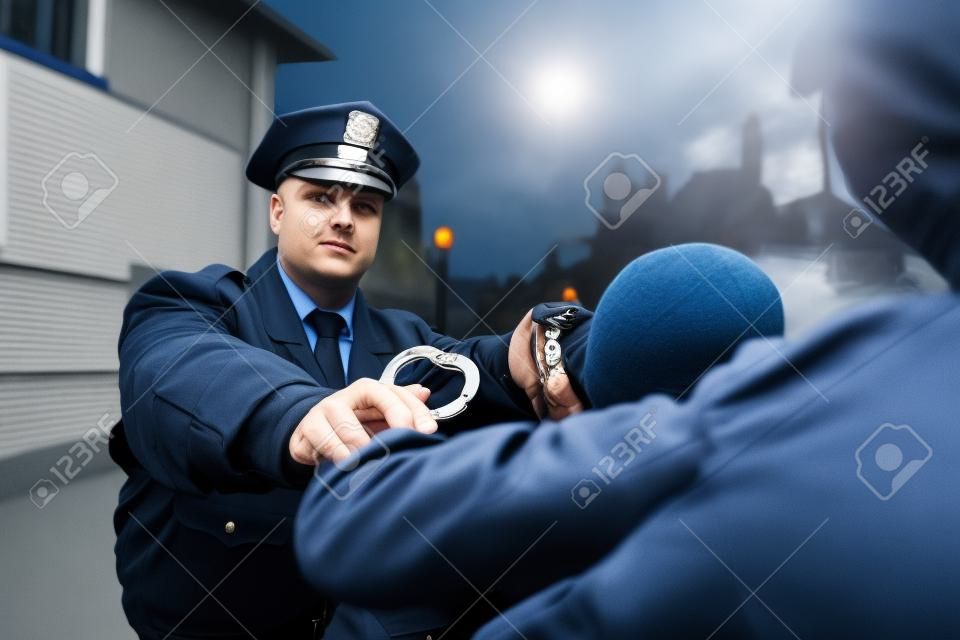 Un policier arrête un cambrioleur avec des menottes