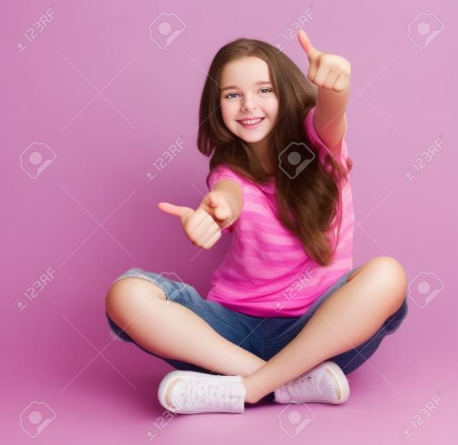 Happy Teen Girl showing Thumbs up ein weiß isoliert