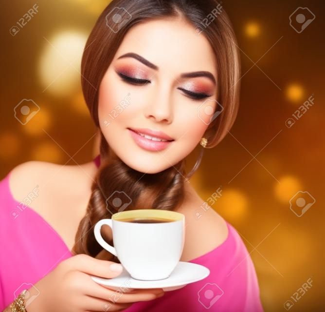 Beautiful Girl beber té o café