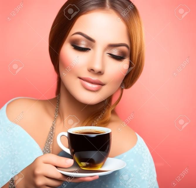 Beautiful Girl beber té o café