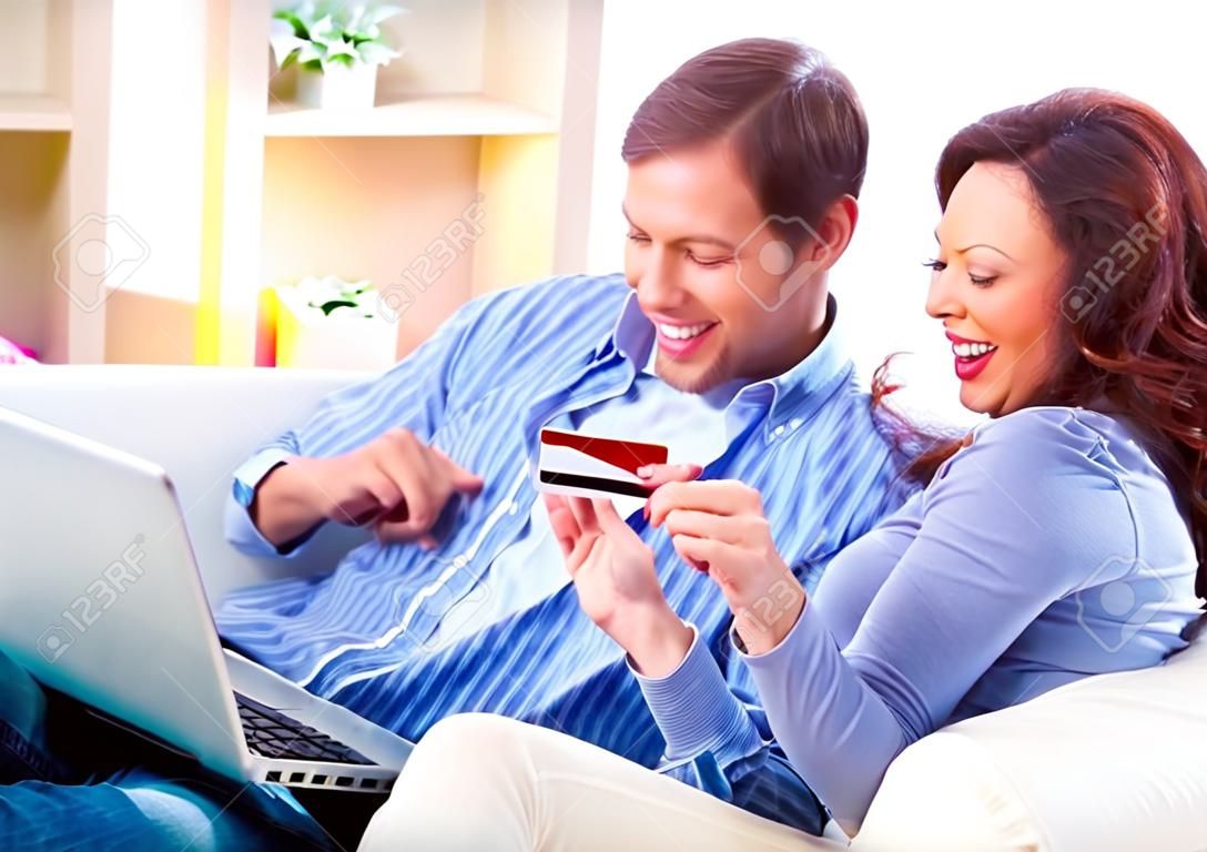 Online winkelen paar met behulp van creditcard naar Internet Shop
