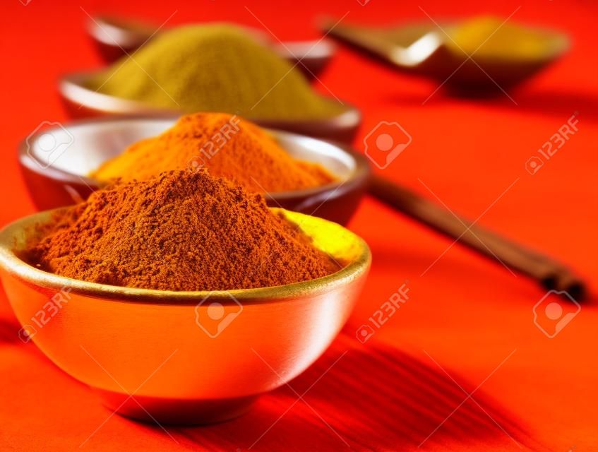 Épices Curry, safran, curcuma