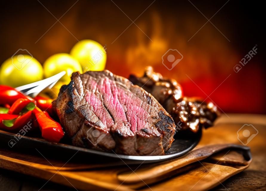 Мясо на гриле стейк говядины
