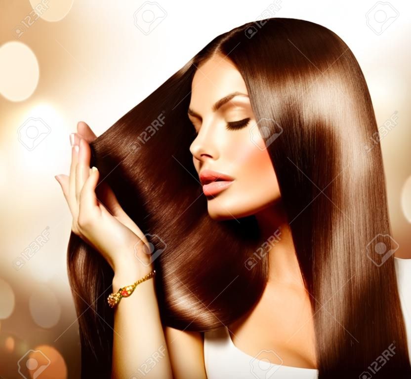 Beauté Femme touchant sa longue et saine Cheveux bruns