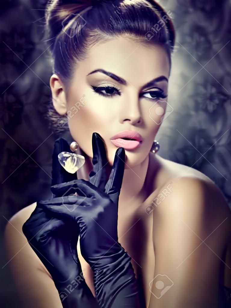 Beauty Fashion Girl Ritratto di stile dell'annata della ragazza con i guanti