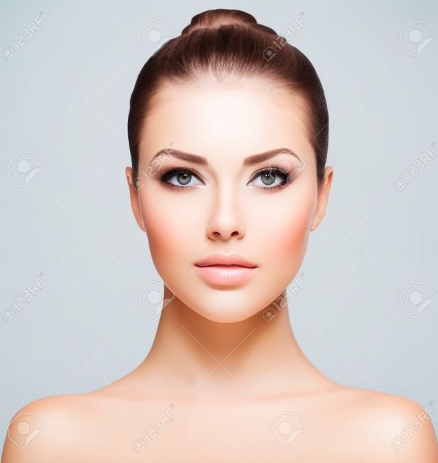 Mooie jonge vrouw met schone frisse huid geïsoleerd op wit