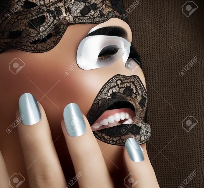Красивая женщина с черной маской кружево на глаза
