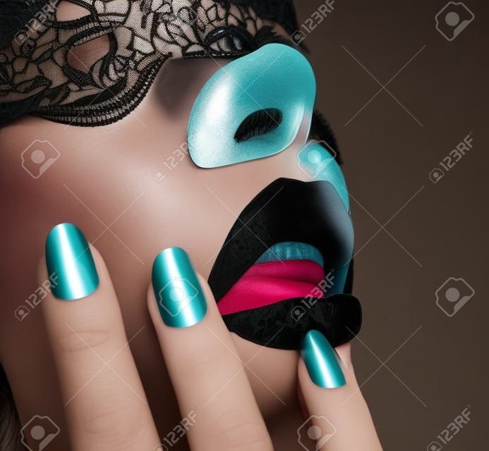 Hermosa mujer con máscara de encaje negro sobre sus ojos
