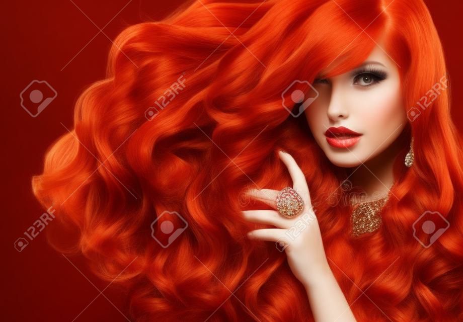 長い巻き毛の赤い髪のファッションの女性の肖像画