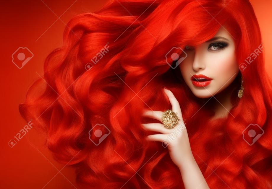 長的紅色捲髮時尚女人的肖像