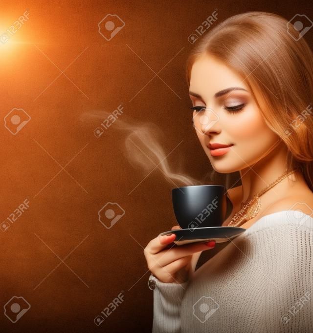 커피를 마시는 아름 다운 소녀 차 또는 커피