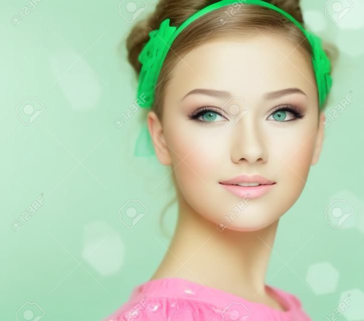 Красота Подростковая Модель весна девушки над природой зеленом фоне