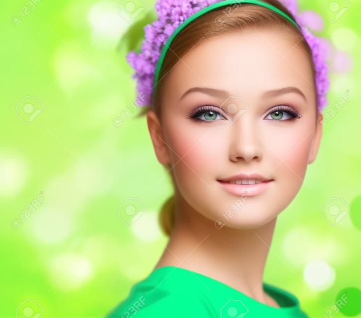 美女少年模特春季女孩超自然绿色背景