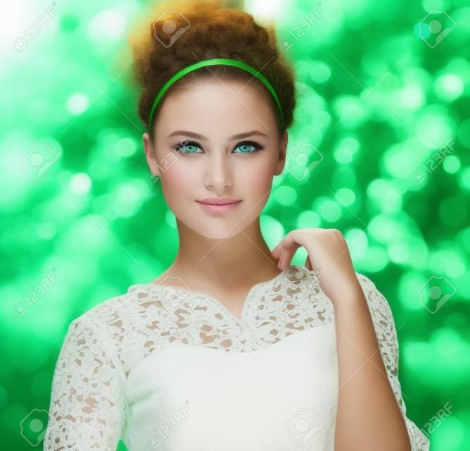 Beleza Modelo adolescente Menina sobre a natureza Fundo verde