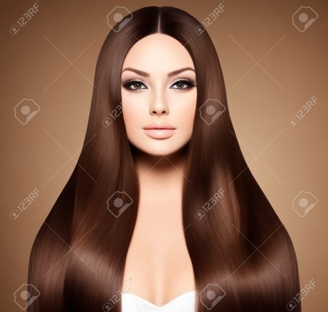 美麗的女人長期健康有光澤光滑的棕色頭髮