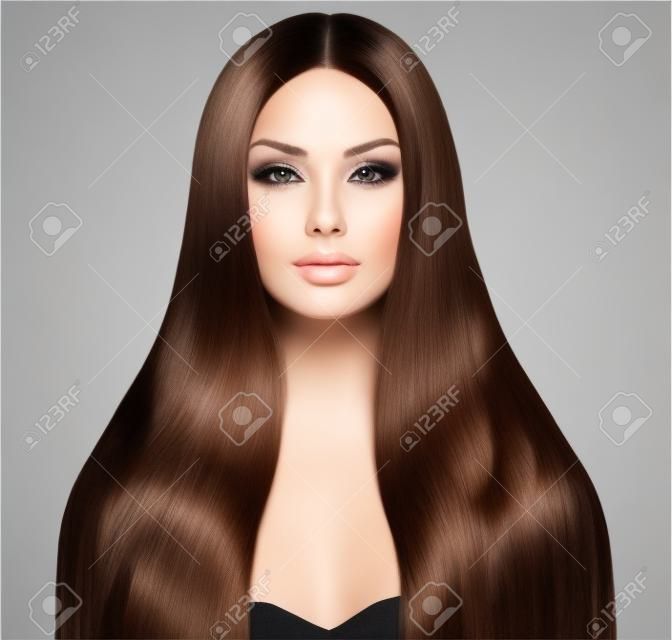 美丽的女人与Long Healthy和光泽光滑的棕色头发